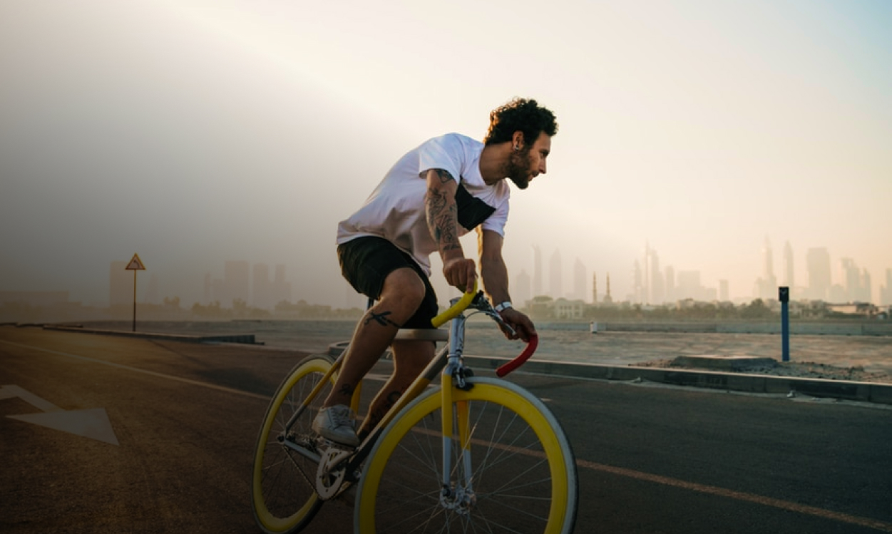 homem andando de bicicleta